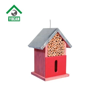 Maison à insectes avec toit en fer